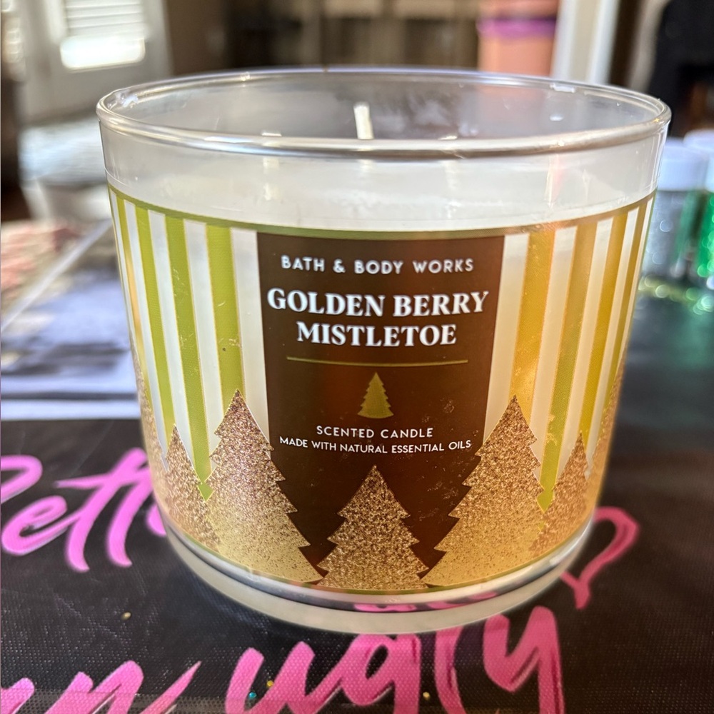 Bath & Body Works Golden Berry Mistletoe Candle — Gold & Green